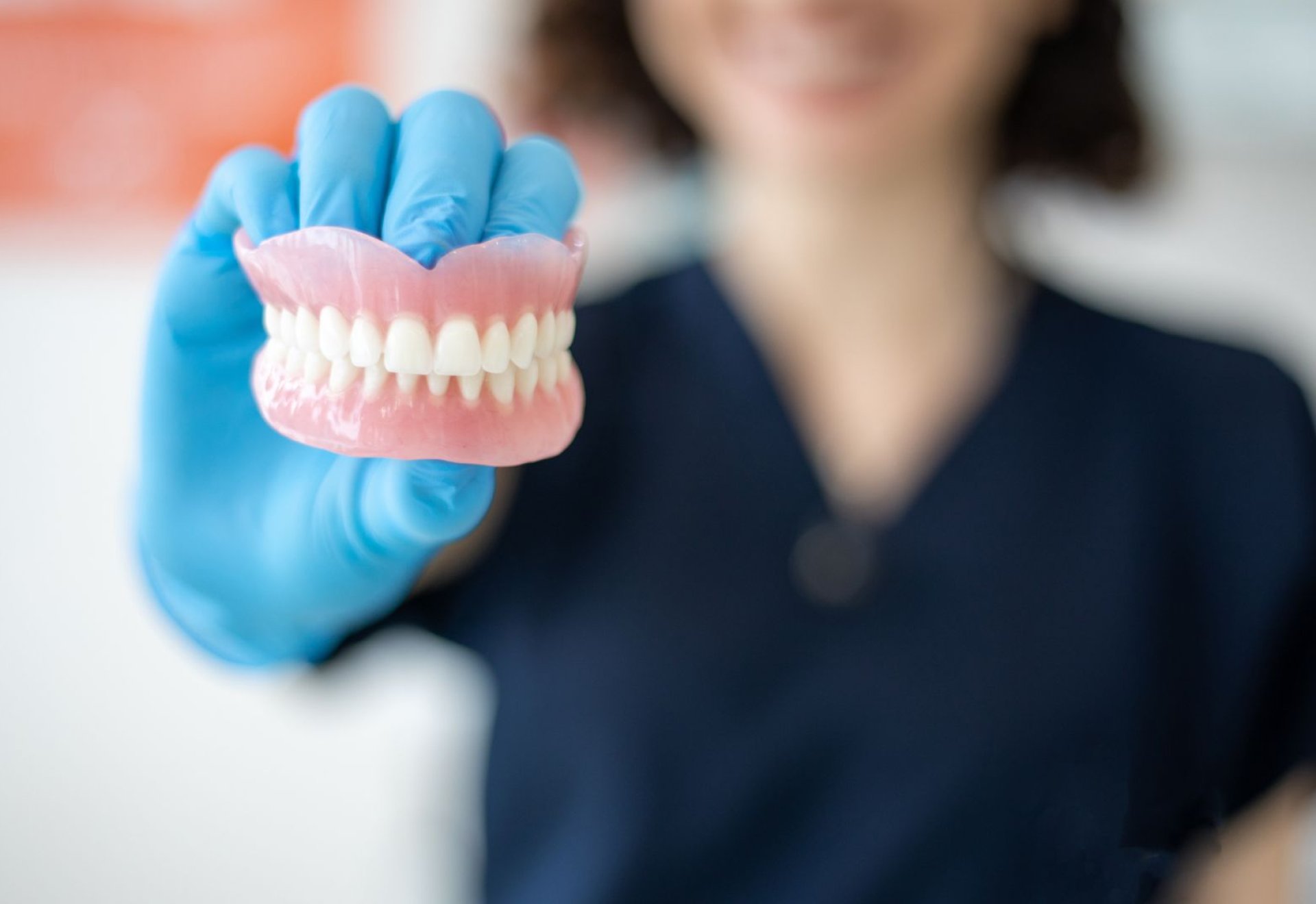 Teljes fogpótlás ára – milyen lehetőségek vannak, és mitől függ a költség?